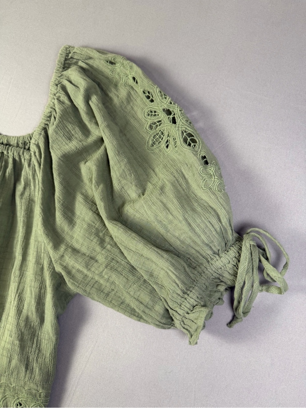 American Eagle Sage Green Textured Eyelet Cropped Top Size Medium 100% Cotton - Picture 7 of 12